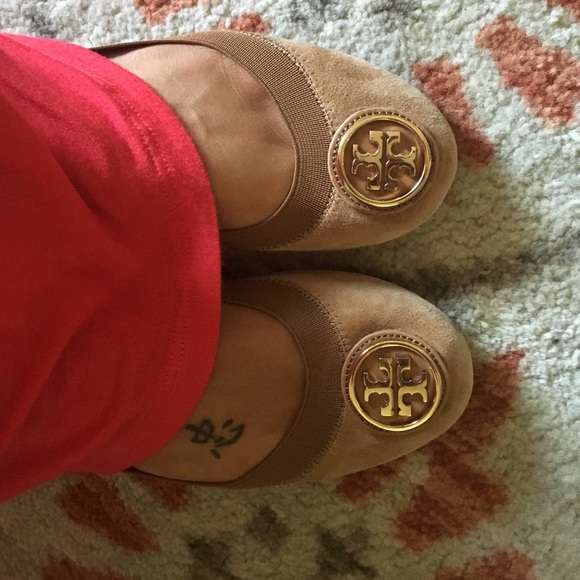 Tory Burch Caroline tan suede flats sz 6.5