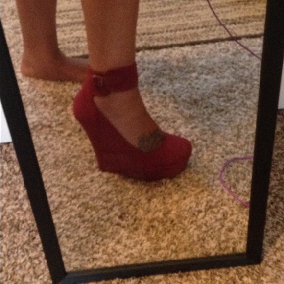 SOLD 🚨Platform wedge burgundy 9