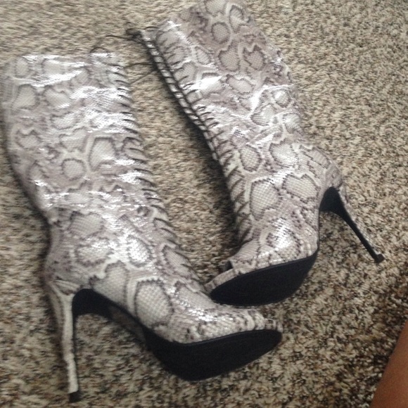 NEVER WORN🎀 SNAKE BOOT