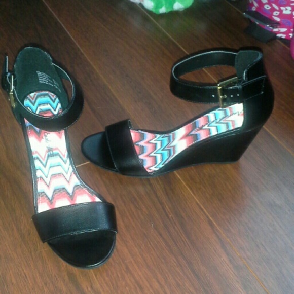 American Eagle by Payless Shoes - Black sandals with wedge