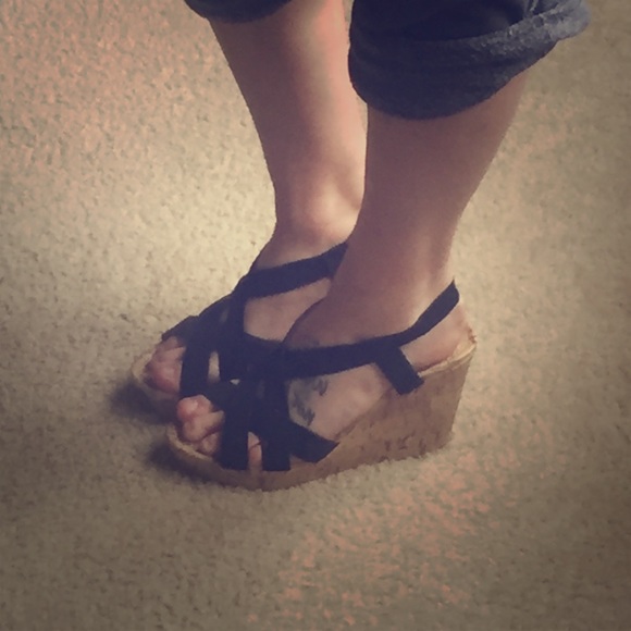 Black wedges