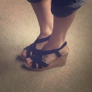 Black wedges