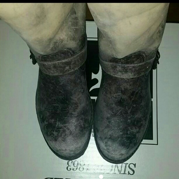 ****SOLD LOCALLY****Women's Frye Boots - Picture 4 of 4