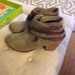 Size 7.5 DV booties
