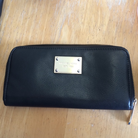 Michael Kors Leather zip wallet