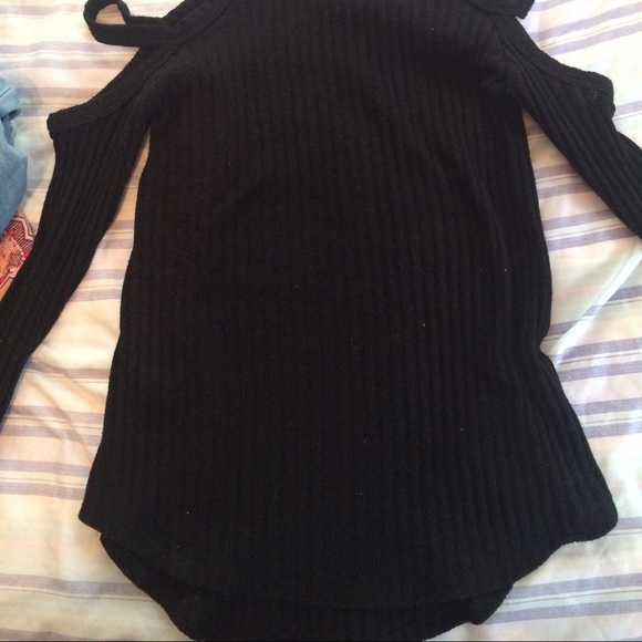 Black Shoulder Slit Top - Picture 4 of 4