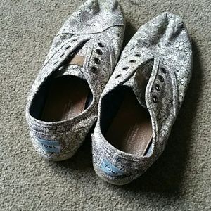 Toms flowered slip ons
