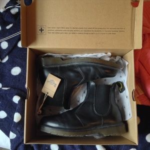 BNIB Dr. Martens 2976 Chelsea Boots