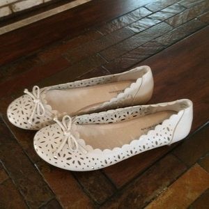 Adorable beige flats