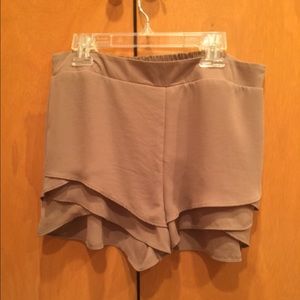 Beige-nude flowy shorts - Size small