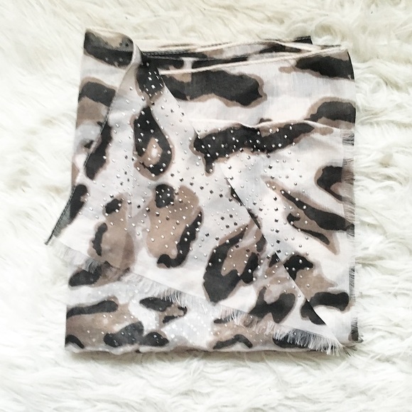 Leopard Print Scarf [$5 if bundled] - Picture 2 of 2