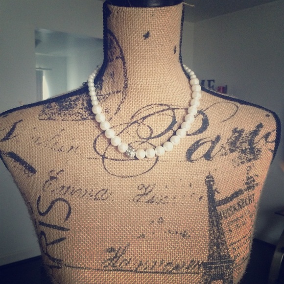 Pearl Necklace with Rhinestone Piece