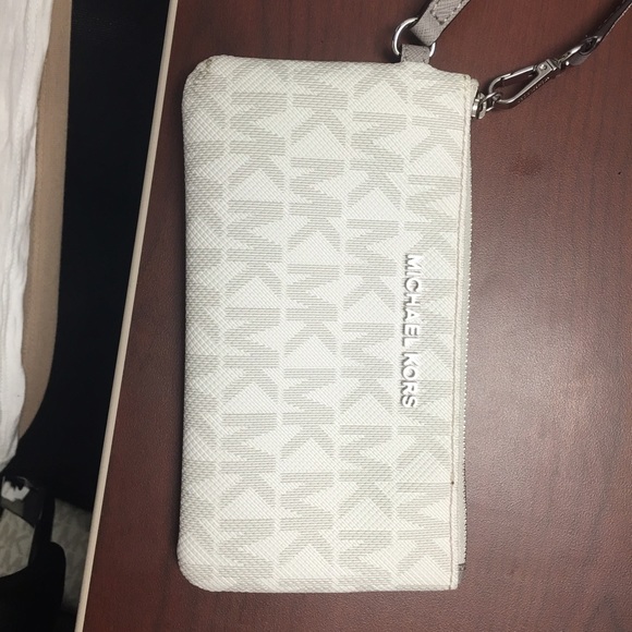 Michael kors wristlet