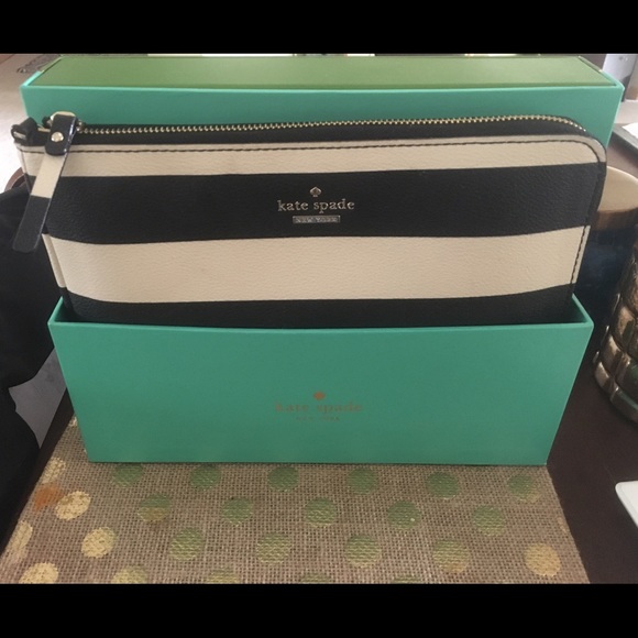 Kate spade IPhone charging purse