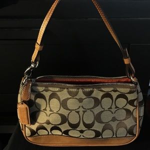 Coach: Classic signature monogram small handbag