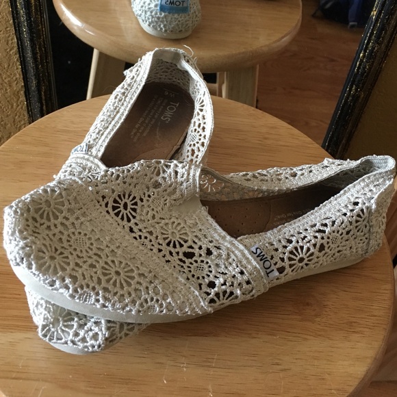 White lace toms