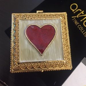 Objet d'art Release No. 465 "Jaime Ma Mere"