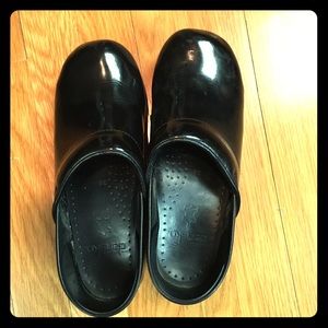 Blank patent Dansko clogs
