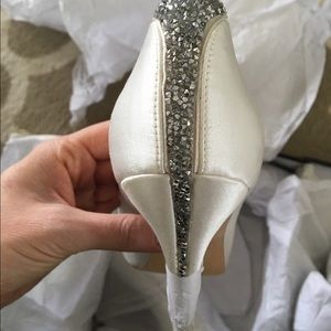 Badgley Mischka JOEY white satin heel 8.5