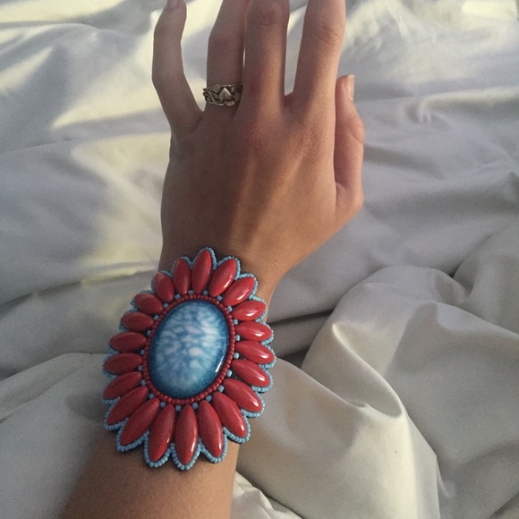 Statement bracelet with stretchy pearl band