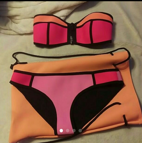 *HOLDING* Neoprene bikini