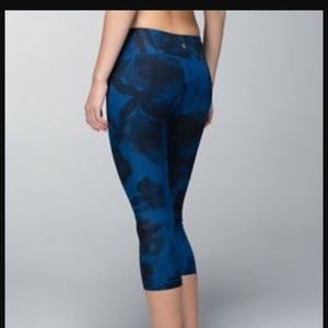 LULULEMON CROPPED FLORAL PANTS BLACK/BLUE SIZE 4