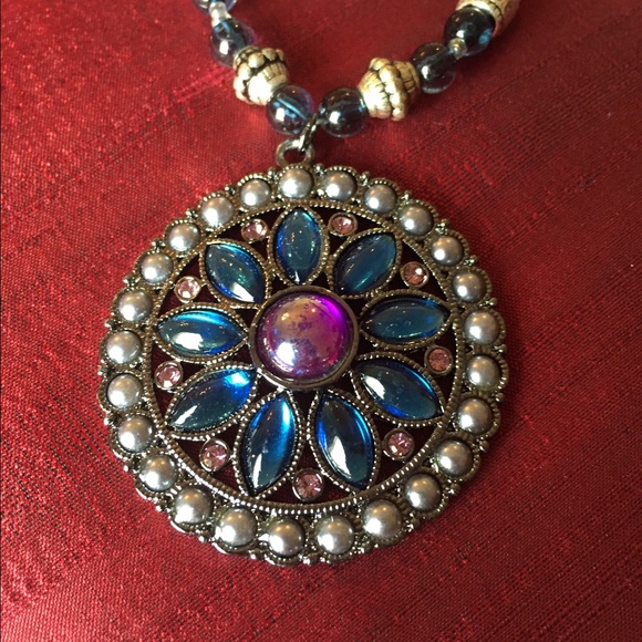 Beautiful multi stone pendant necklace SILVERTONE - Picture 2 of 3