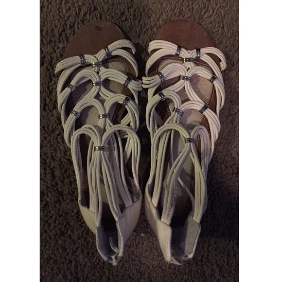 Size 7 Gianni Bini cream sandals