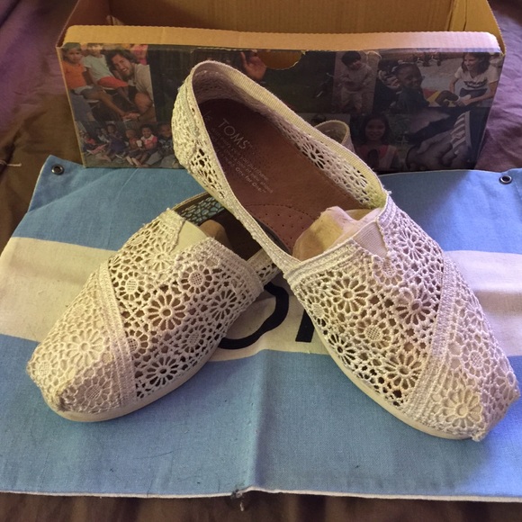 Womens TOMS size 8