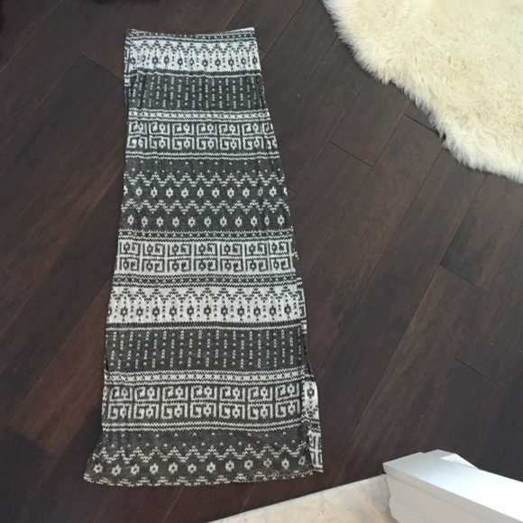 Brandy Melville Dresses & Skirts - Brandy Melville print maxi skirt