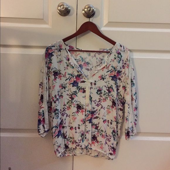 🌸floral top🌸 - Picture 2 of 3