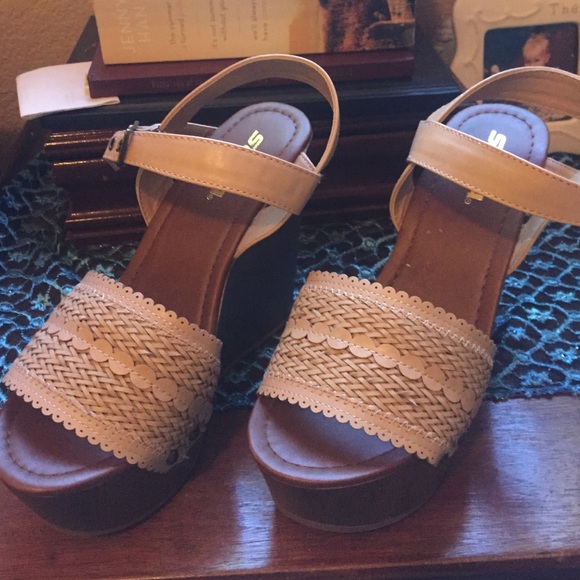 Tan Wedges Brand: SODA