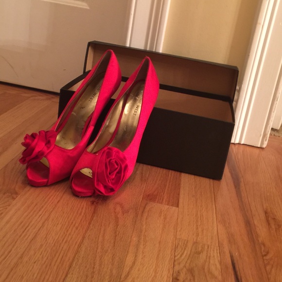 Nine West red pumps w/ rose. Perfect pop of color!