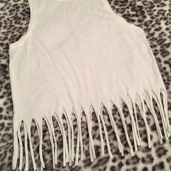 ❌SOLD in bundle! White fringe tank top - Picture 2 of 3