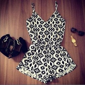 🚨SALE today ONLY🚨⬛️▫️Black and White Romper▫️◼️