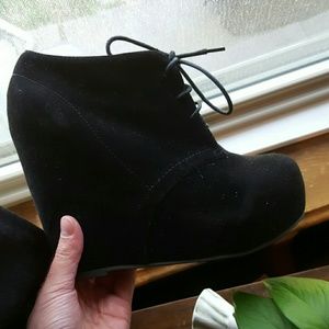 Black wedges