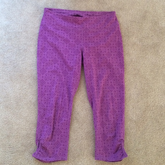 Purple Tek Gear capri leggings with button detail