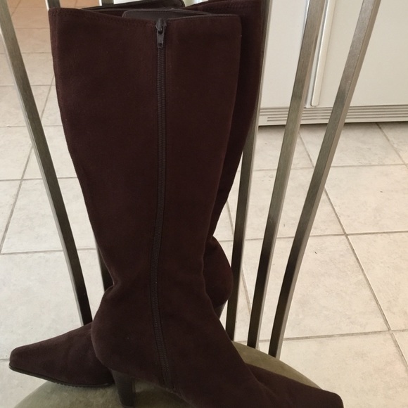 Size 8 microfibersuede boots. Like new. - Picture 4 of 4