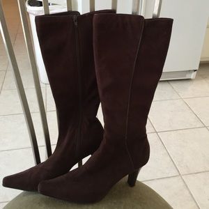 Size 8 microfibersuede boots. Like new.
