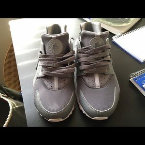 Nike Huarache Women Size 6