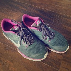 Size 7.5 women's Nike flex trainer 5