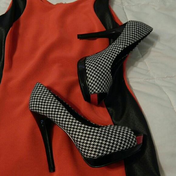 NWOT Red / Black Houndstooth Patterned Heels