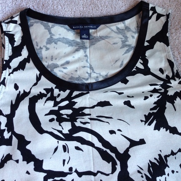 🆕 Banana Republic Top in Beige and black! - Picture 2 of 3