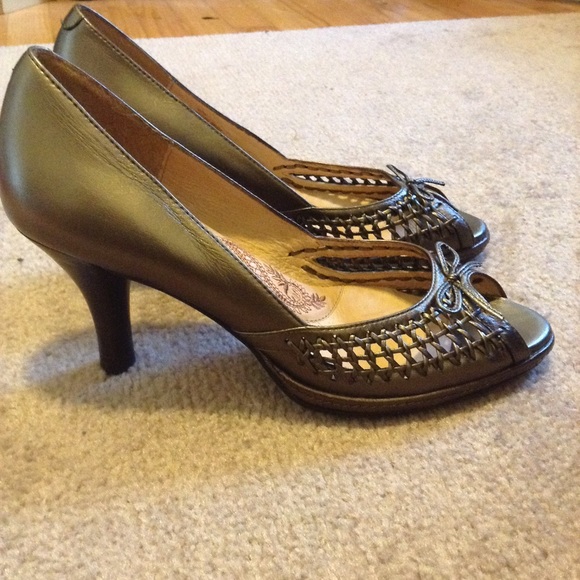 NWT Bronze Sofft Peep Toe Heels - Picture 2 of 4