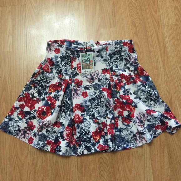 ❗️ SALE ❗️ 🌷HP 5/30🌷Cute Summer Floral Skirt 😍 - Picture 3 of 3