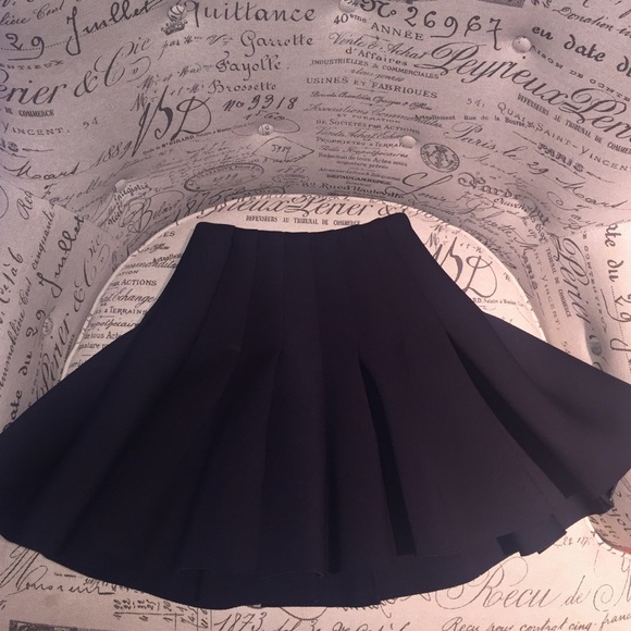 H&M Dresses & Skirts - Price ⬇️ H&M* Scuba* Pleated* Skirt