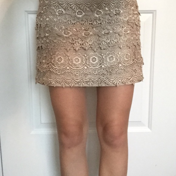 Gold lace mini skirt - Picture 3 of 3