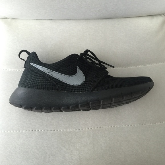 Nike Shoes - Nike roshe