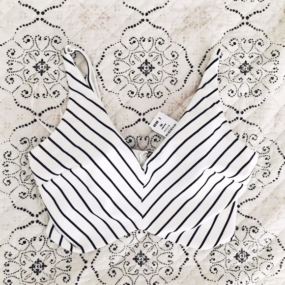 NWT! LF Striped Cropped top in Navy/White in XS