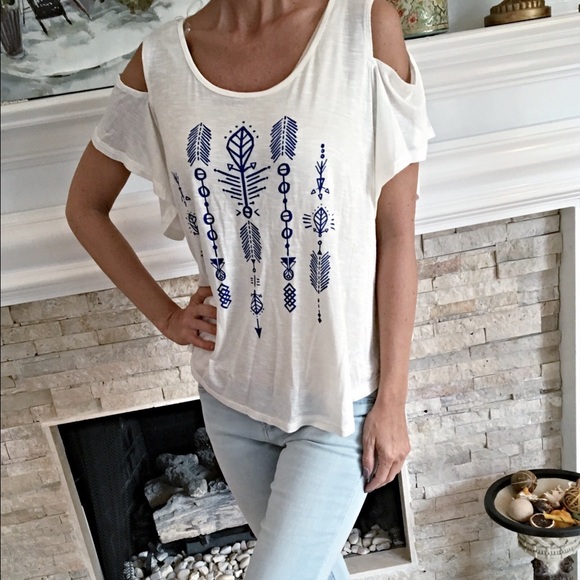 En Creme Tops - Cute fit cold shoulder boho tee! 1 LEFT!
